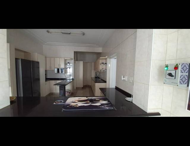 3 BEDROOM HOUSE FOR SALE IN SELECTION PARK